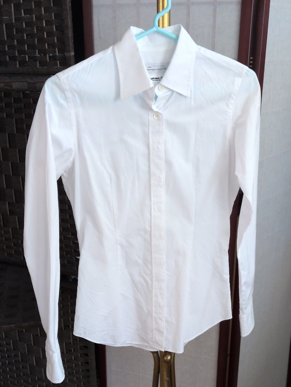 Womenās Tailored White Button-Down Shirt - Classic Collared Long Sleeve